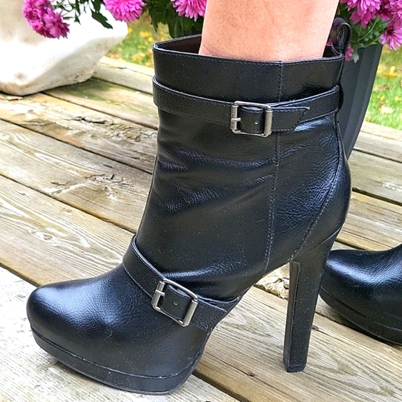 SUPER SEXY Vera Wang Black Ankle Stiletto Boots! 9 - Picture 6 of 15